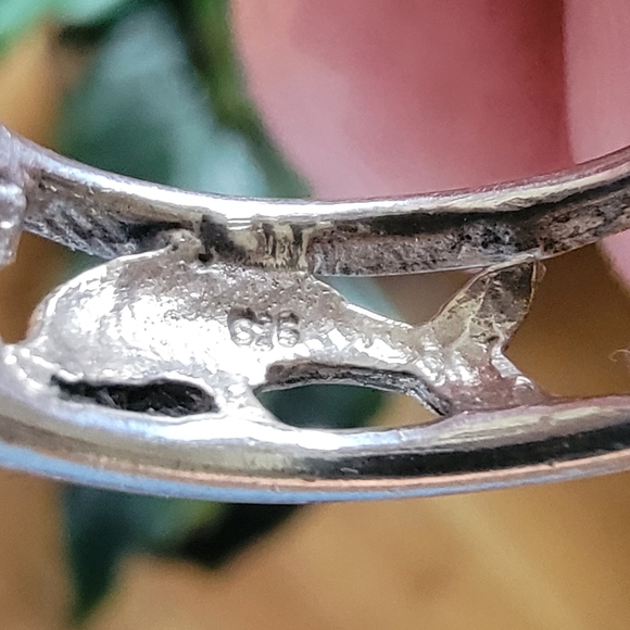 Elegant 925 Sterling Silver Dolphin Ring Size 8. - Picture 4 of 6